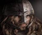Викинг лицо с усами и бородой и в шлеме